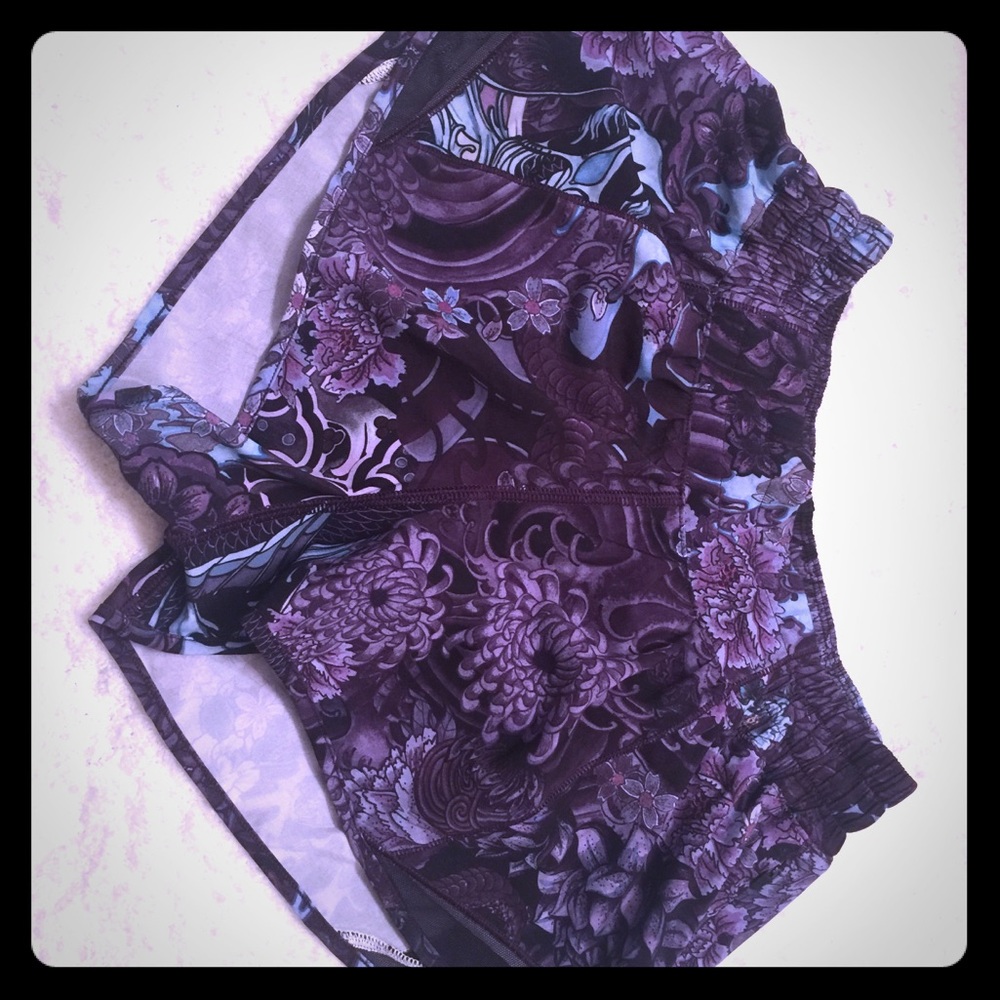 NWOT Lululemon hotty hot shorts 2.5” size 4